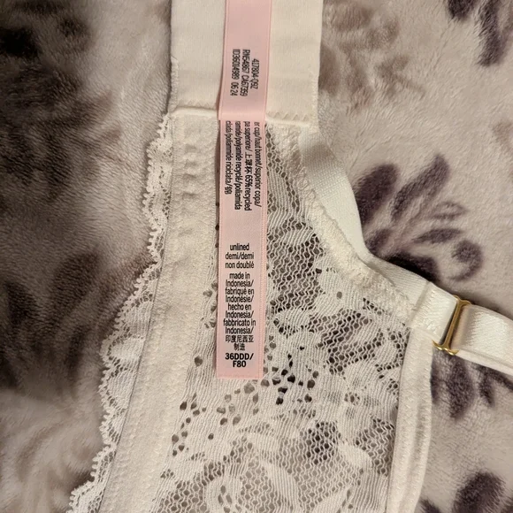 Victoria's Secret Elegant Lace Underwire Bra - Cream 36DDD - Picture 4 of 7